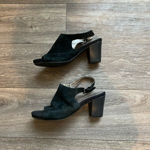 🌺 Faux suede chunky heels